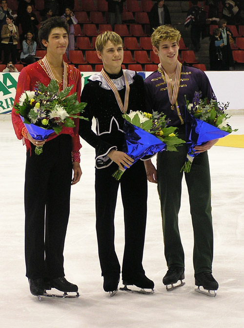 Призёры чемпионата мира среди юниоров 2004 в мужском одиночном катании Андрей Грязев (золото), Эван Лисачек (серебро) и Ёрдан Браунингер (бронза)